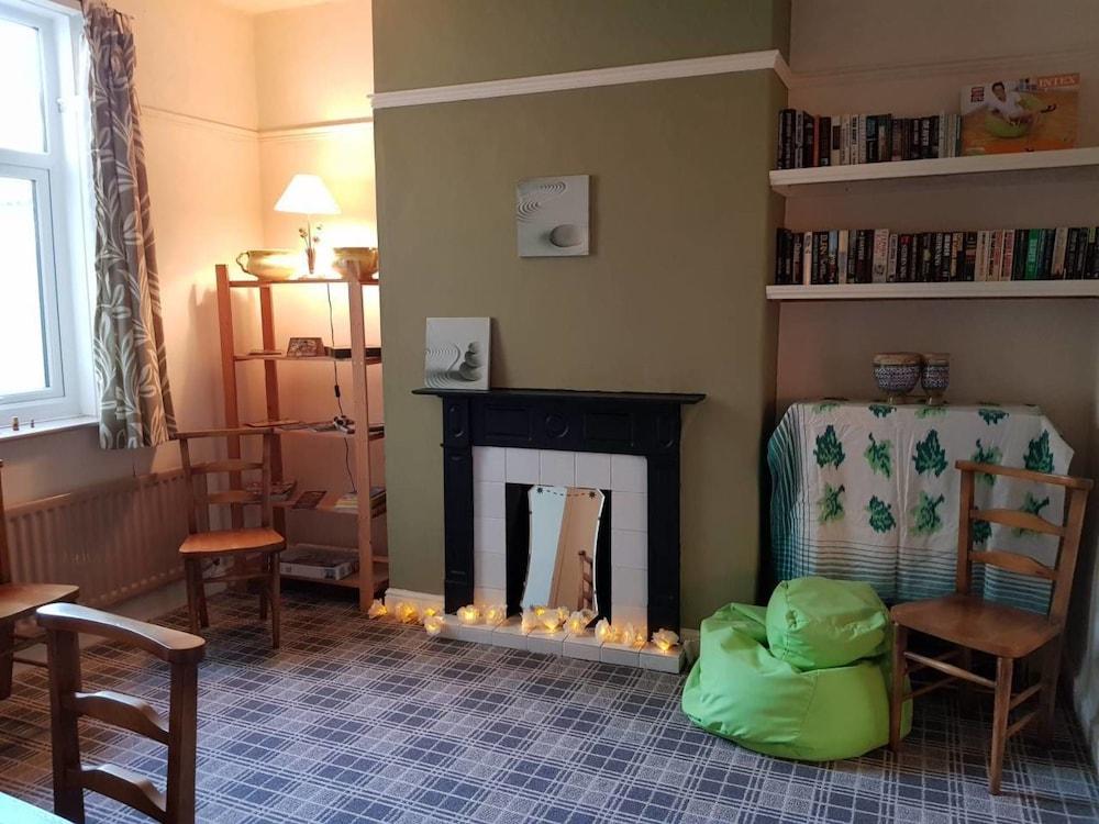 House - Sleeps 4 - Pets Ok - Parking - Garden