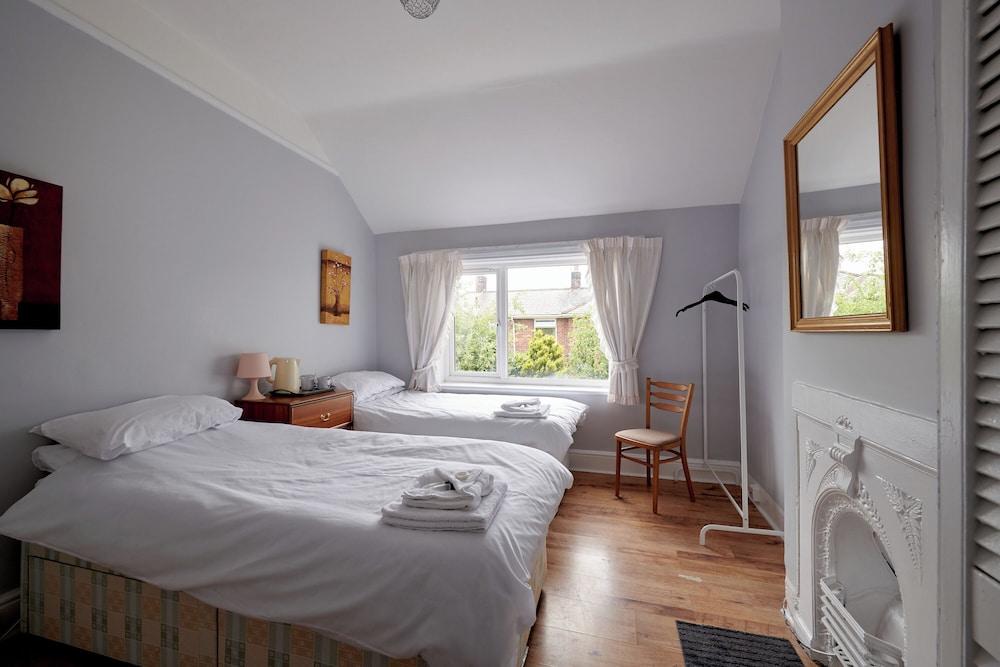 Detached 3 Bed House, Ideal for Long Stays & Pets