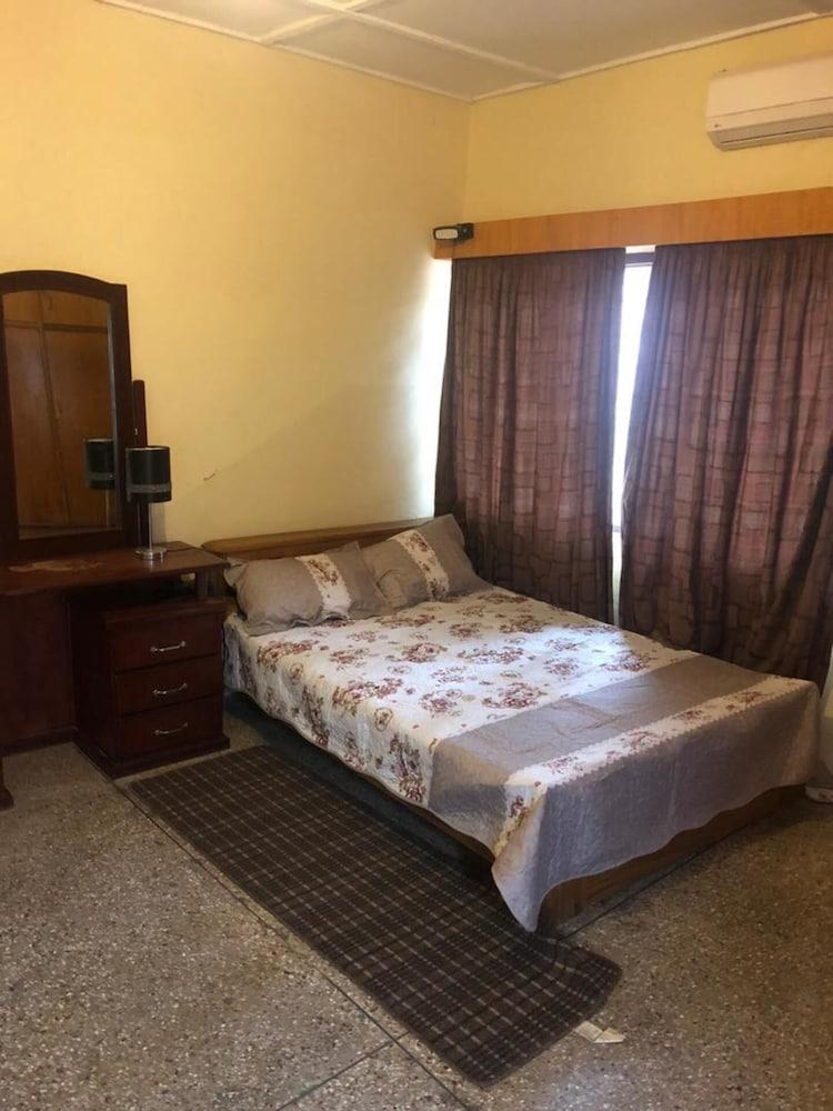 3 Bed House Sleeps 6 - Parking, Wifi, Generator