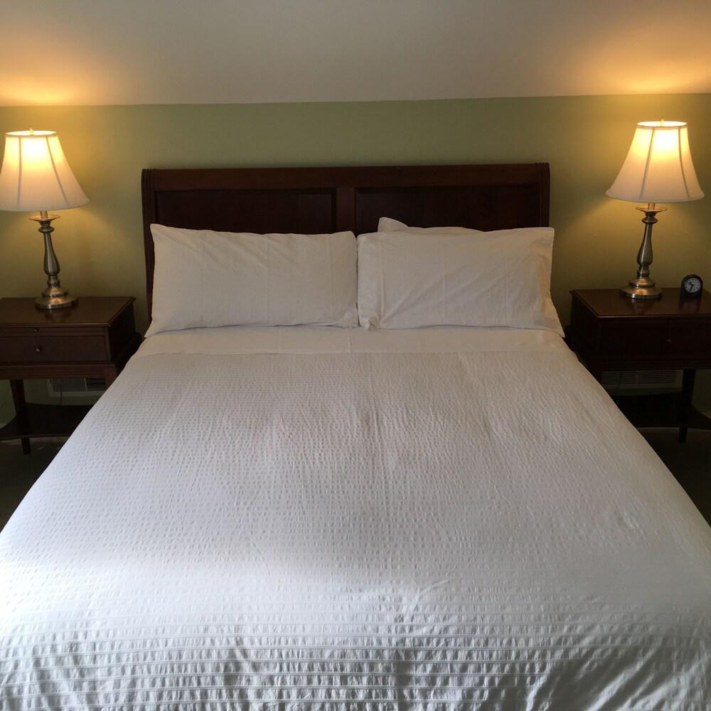 Tawsty Flower - Haines Suites