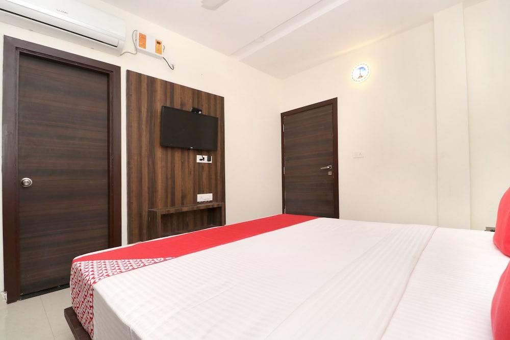 OYO 24071 Jasco Royal Inn