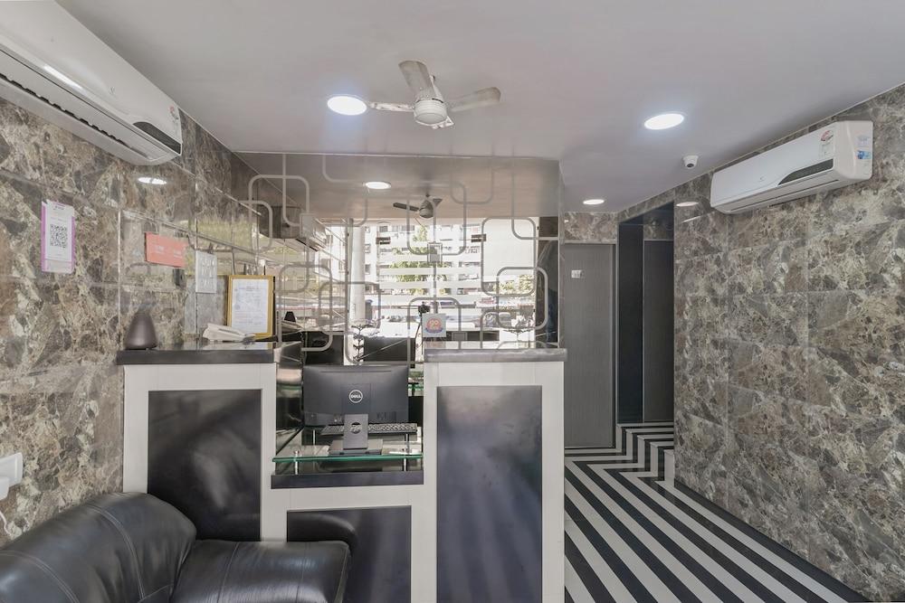 OYO 5661 Hotel AK Palace