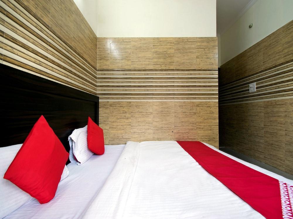 OYO 22932 Hotel Shiv Shanker