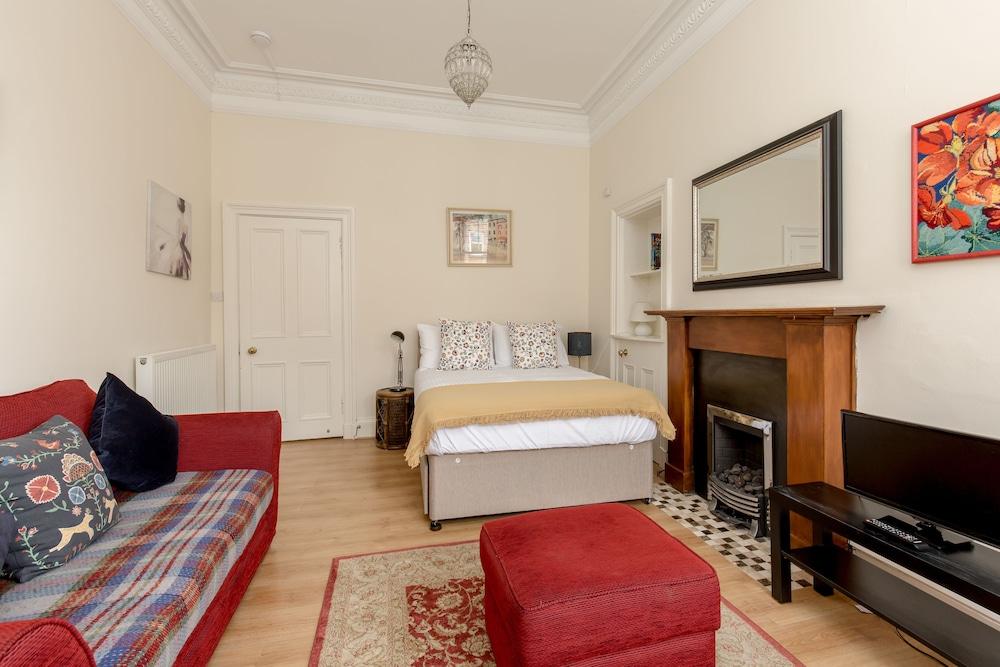 Silver Lining Lochrin Terrace Apartment