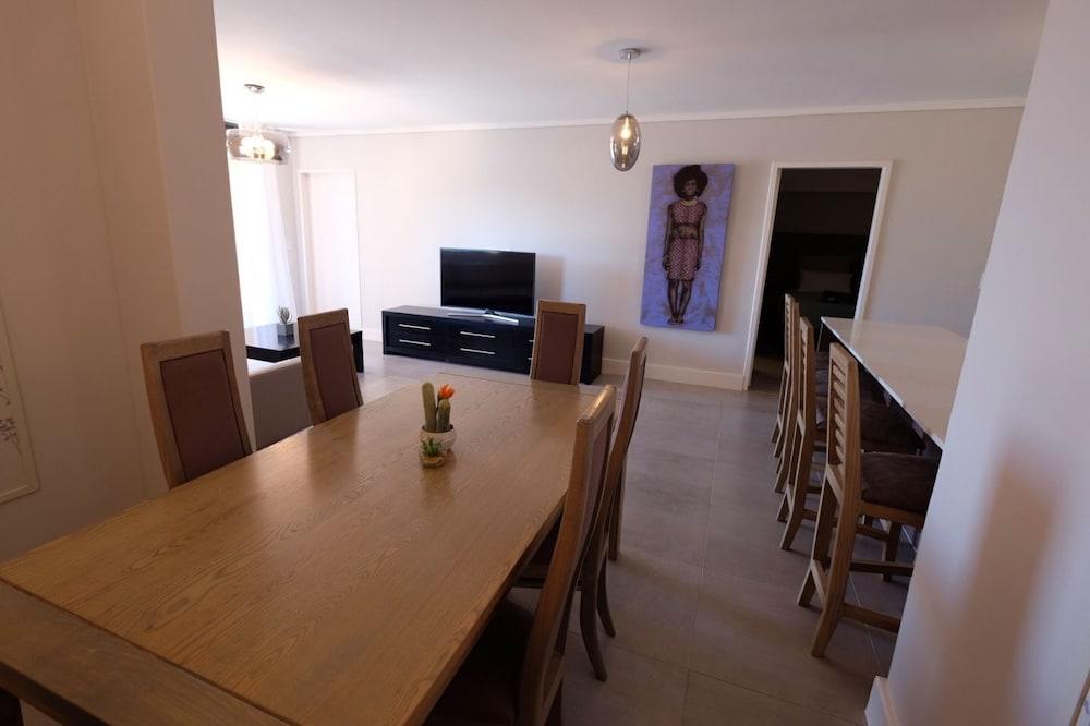 Blou Inn - Century City