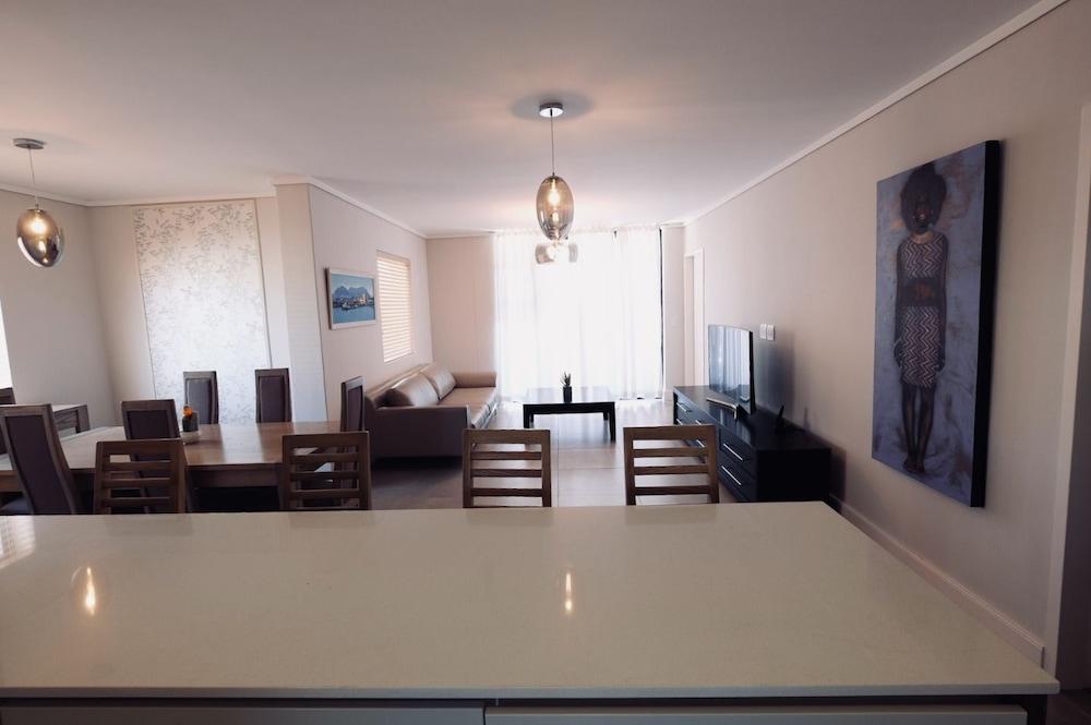 Blou Inn - Century City