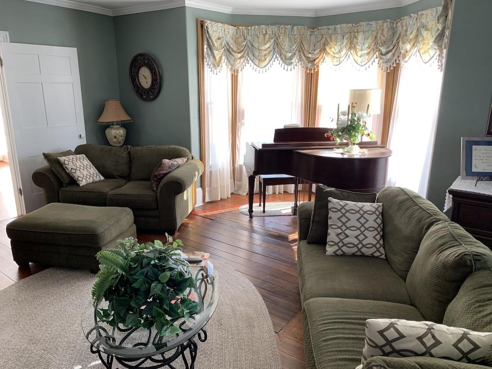 Centennial Inn Bed & Breakfast