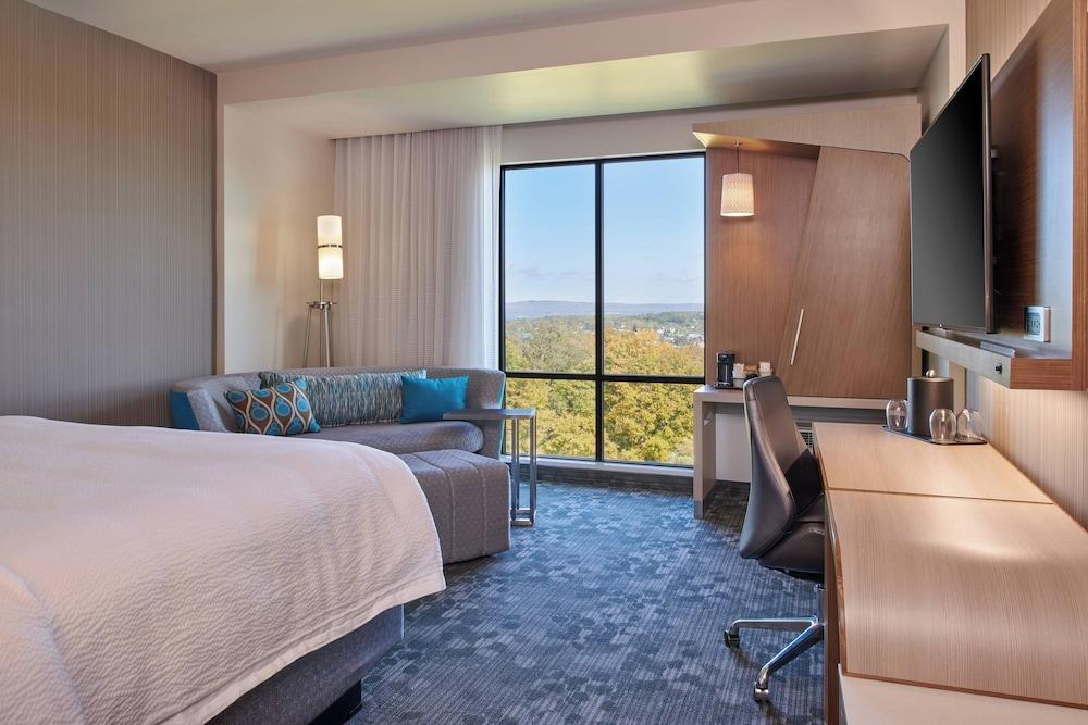 Courtyard by Marriott Petoskey at Victories Square