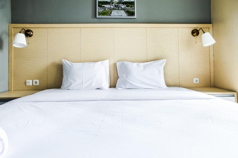 Modern and Cozy Studio Room @ Oasis Apartment