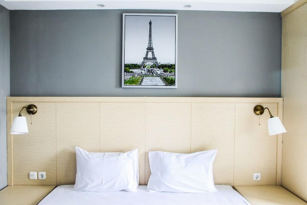 Modern and Cozy Studio Room @ Oasis Apartment