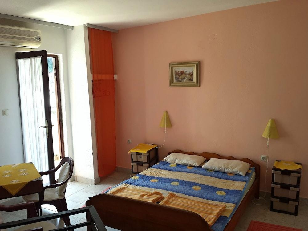 Prag Apartments & Rooms