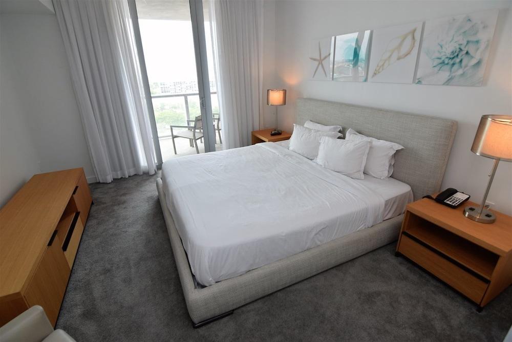 Stunning Bay Views 2 Bed 2 Bath Residence @ Beachwalk