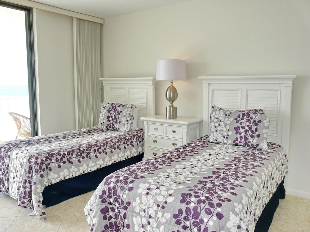 Sun-bright Beachfront Condo With Pool/tennis Courts