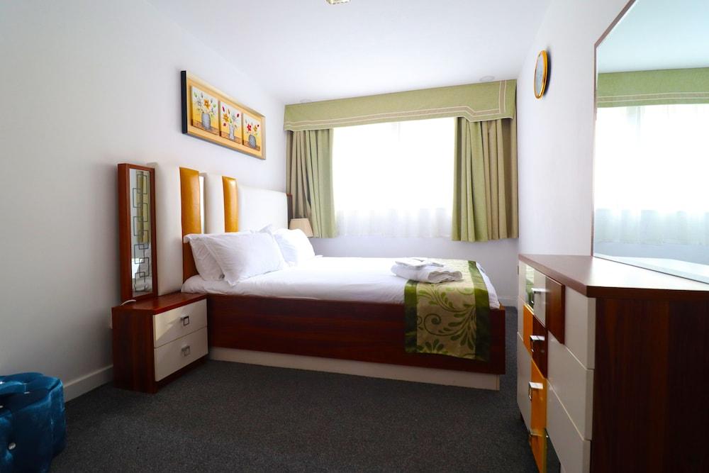 Queen Stay Apartments