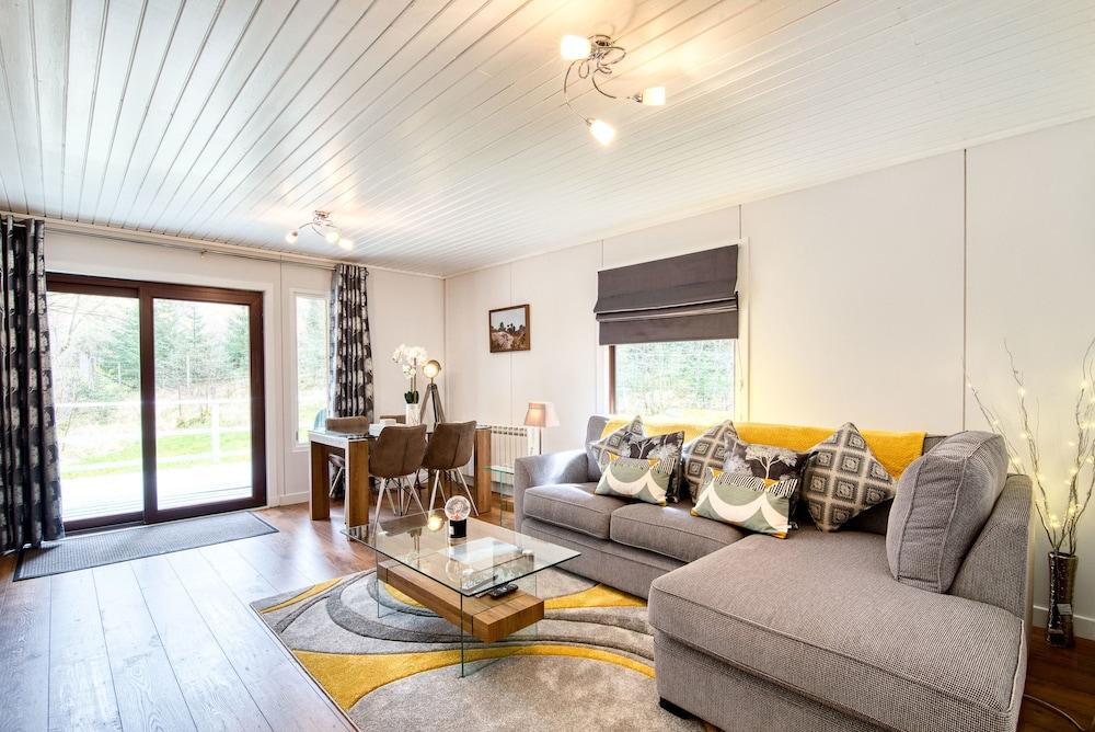 Otter With Mountain View and Enclosed Decking