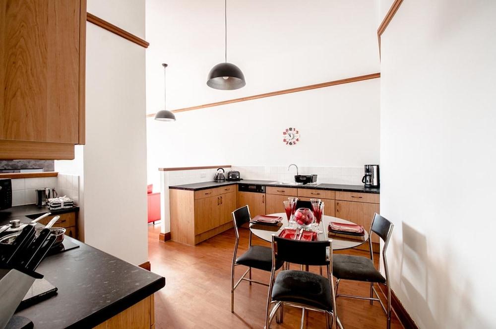 Orange Apartments - 13 Bastille