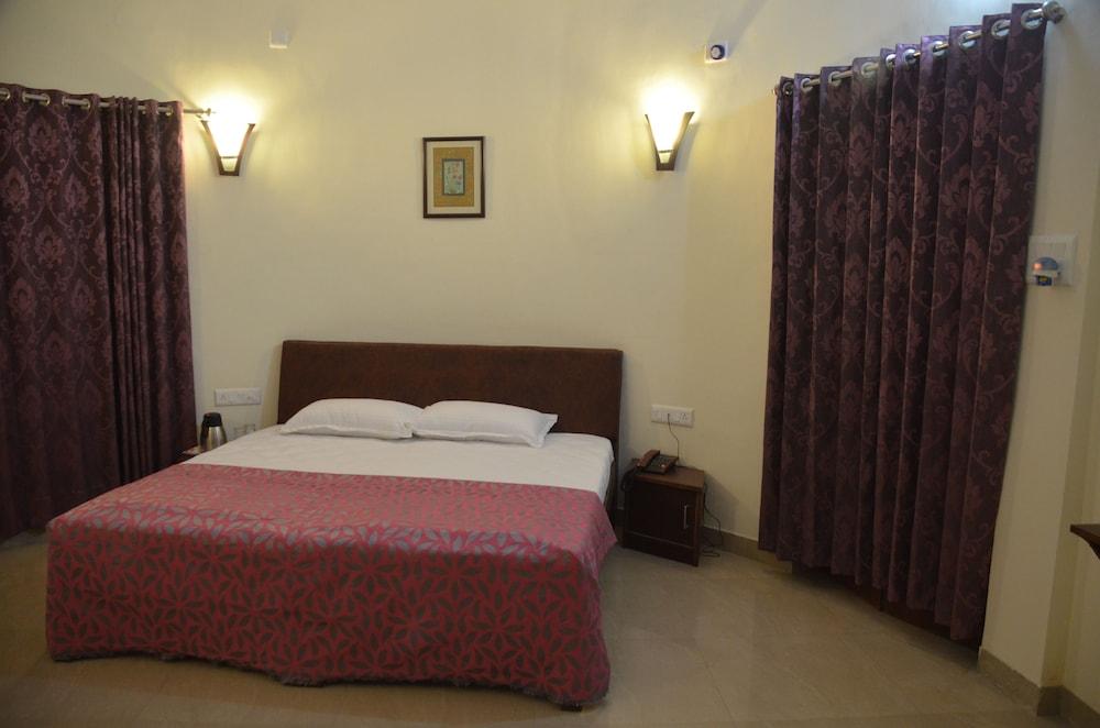 Silver Oak Country Yard