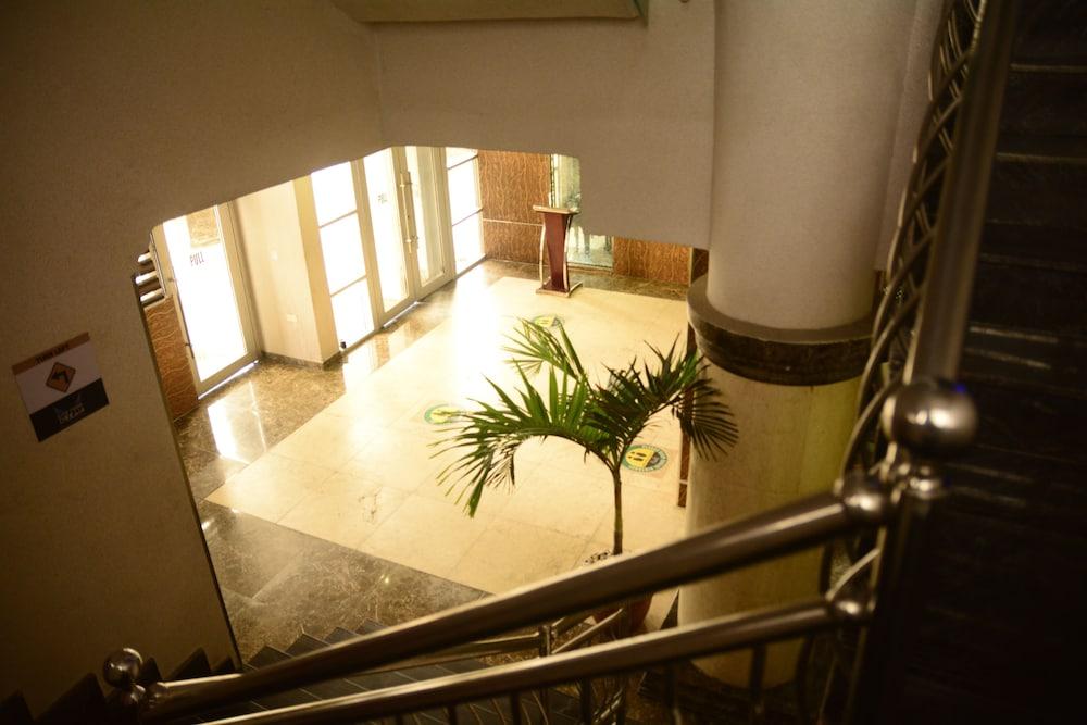 Caesar'S Luxury Hotel