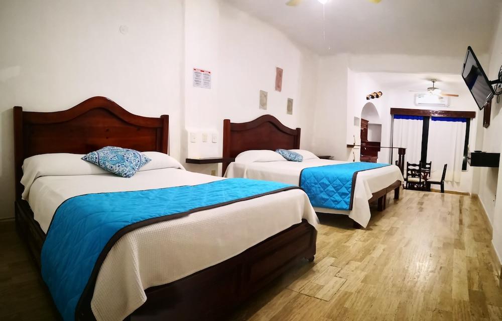 Cancun Plaza Condo Hotel