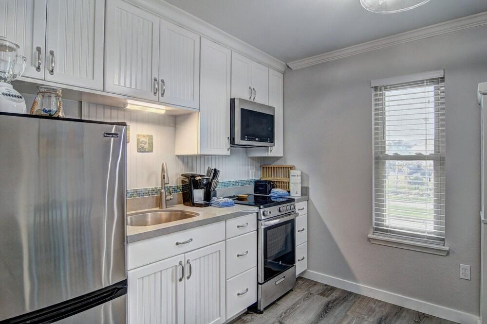 Courtyard #208 Studio Bedroom Condo by RedAwning