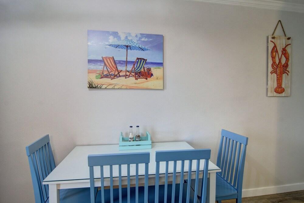 Courtyard #208 Studio Bedroom Condo by RedAwning