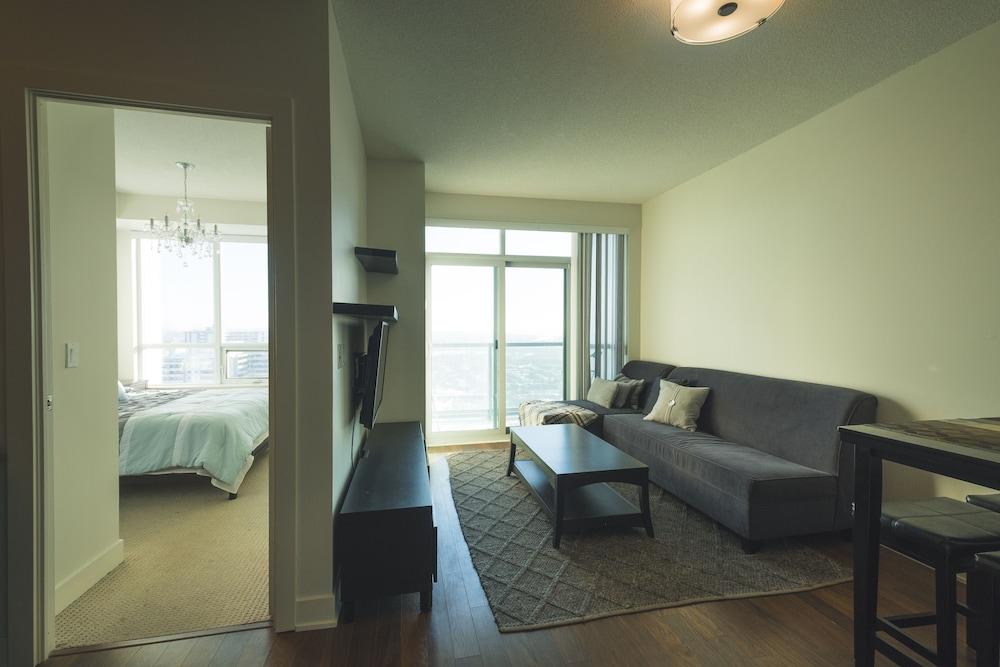 Stunning Suites Luxurious Downtown Condo