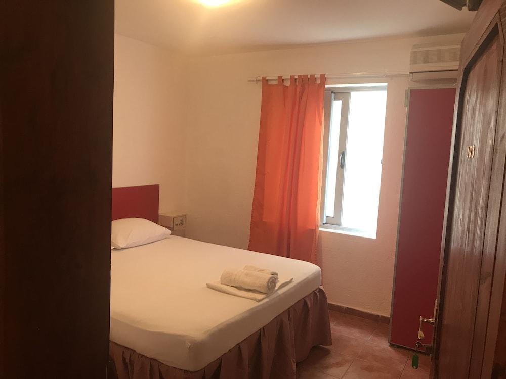 Apartments & Rooms Rozana