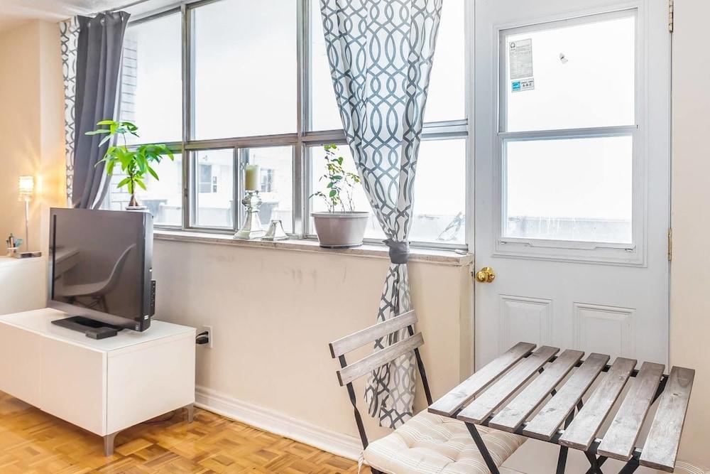 Downtown, Posh PENTHOUSE, Walk Score 95