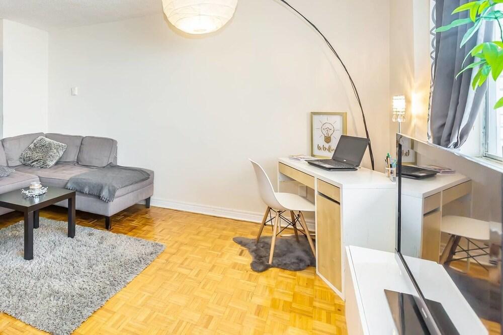 Downtown, Posh PENTHOUSE, Walk Score 95