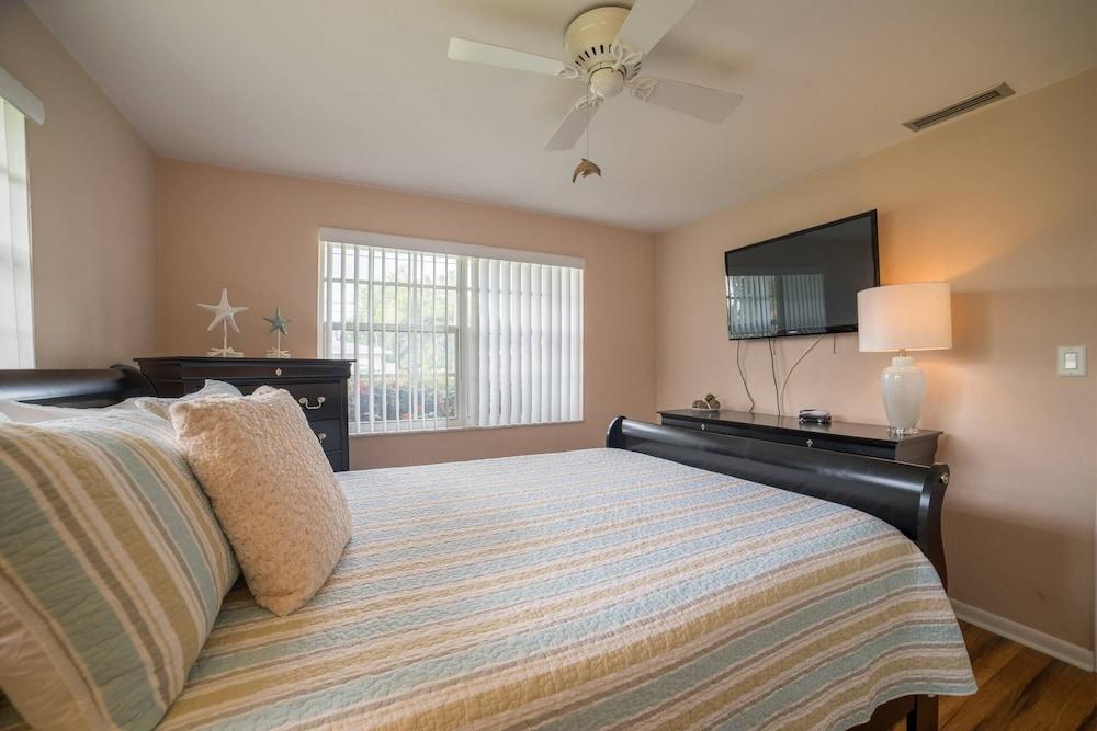 SE Cape Coral Pool Home With Boat Dock