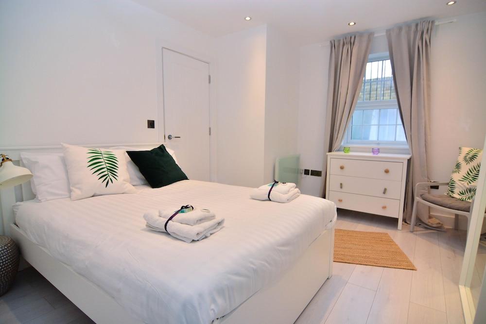 MACARENA WHARF Apartments