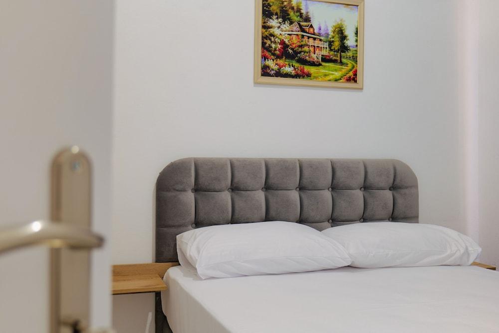 Apartments and Rooms Armanda