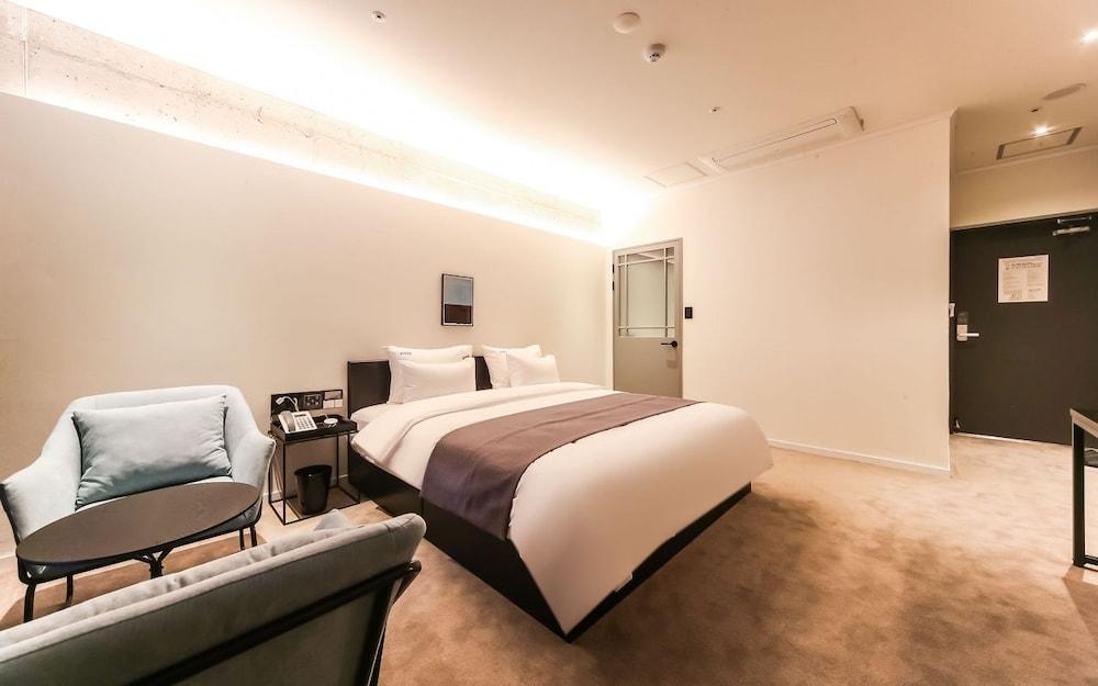 The Point Hotel - Myeongji