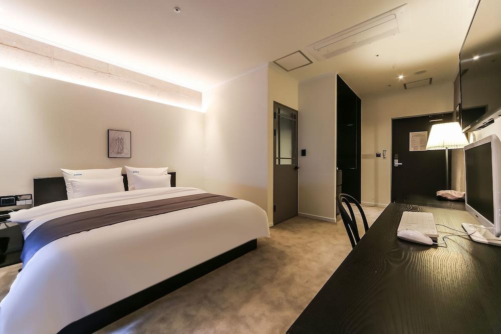 The Point Hotel - Myeongji