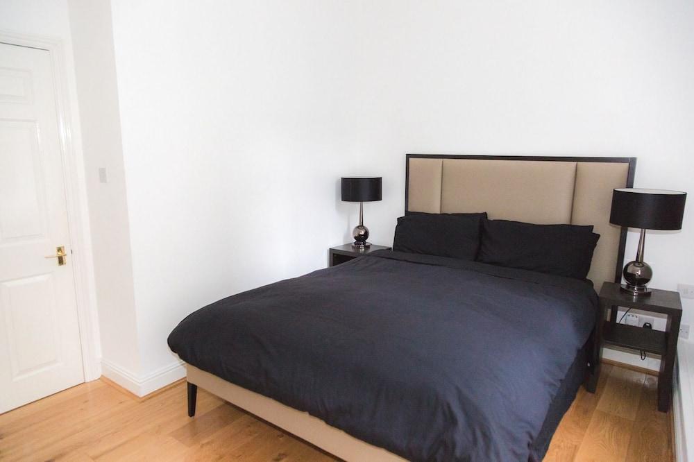 Modern 2 bed flat in historic building