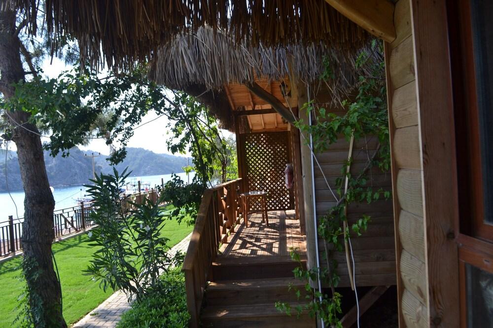 Azra's Bungalow Houses