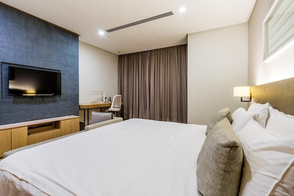 188 Luxury Suites by Plush