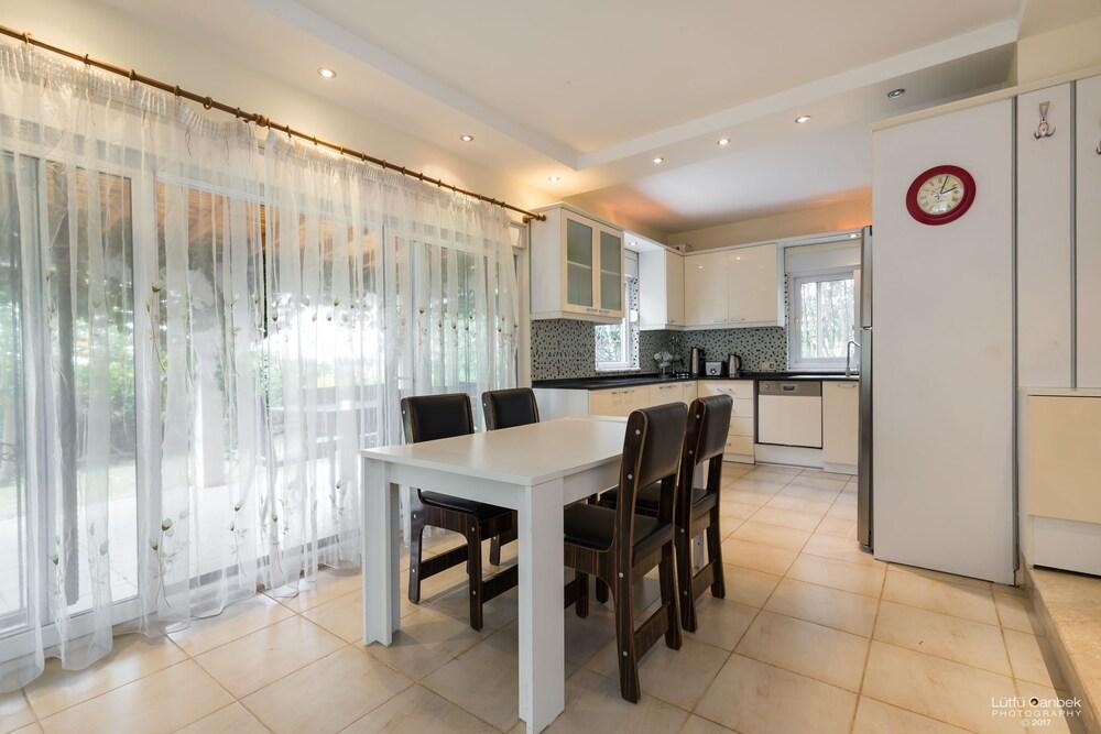 Villa Cona By Villatatilin