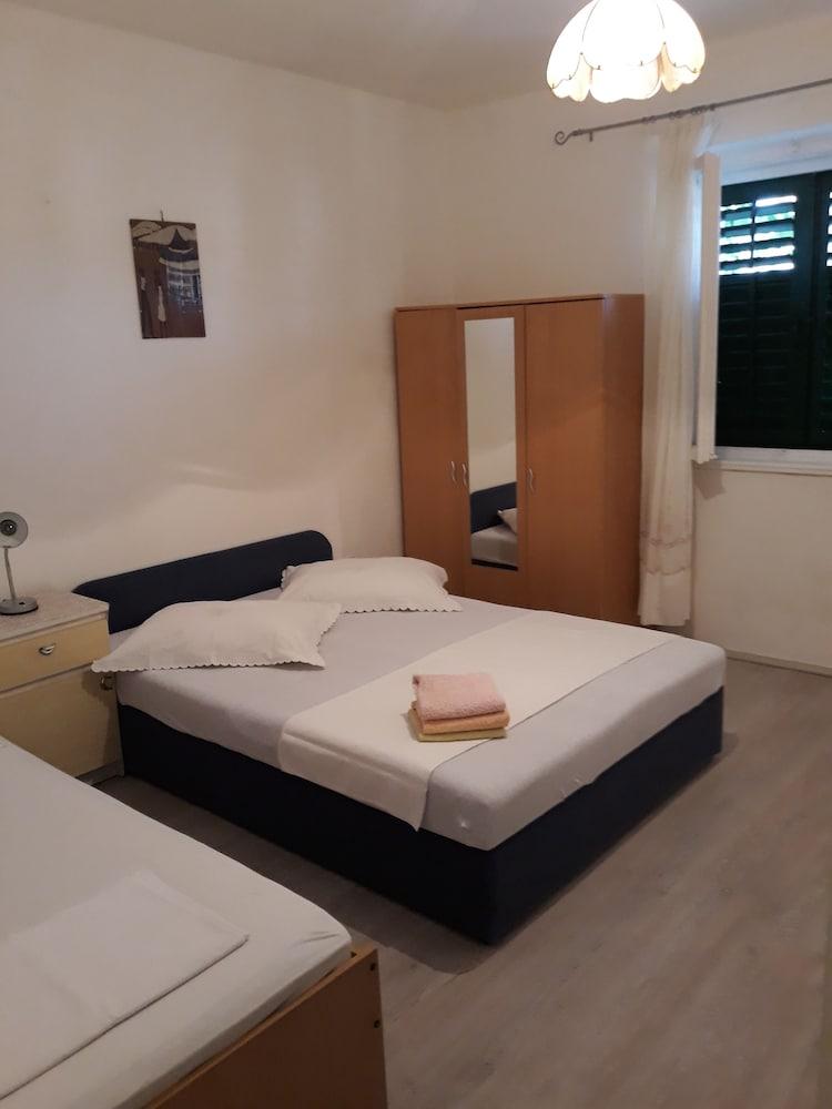 Apartments & Rooms Nazor