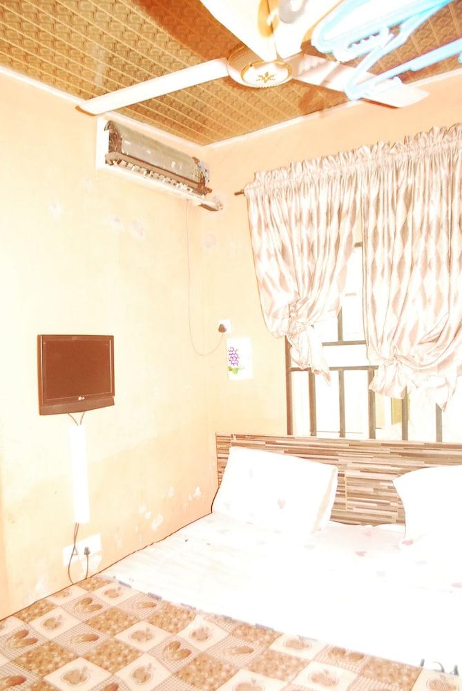 Mat Maris Luxury Hotels