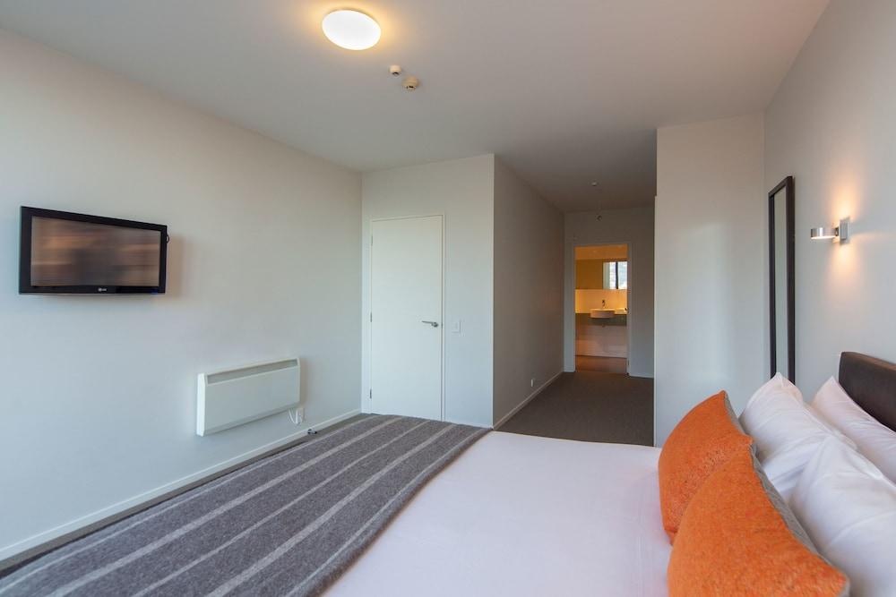 Panorama Terrace Apartments, Element Escapes