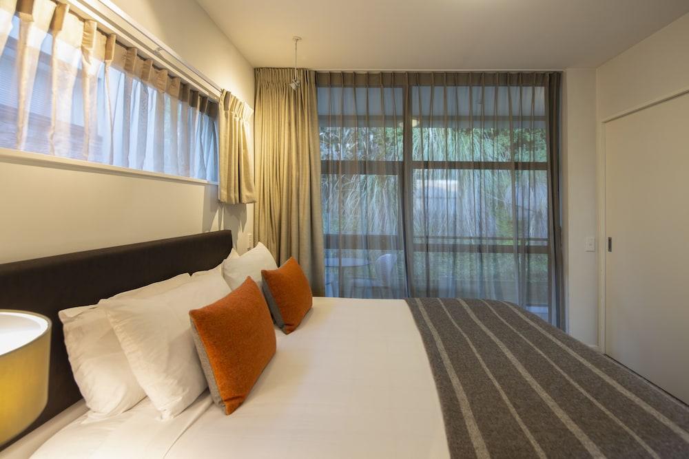 Panorama Terrace Apartments, Element Escapes