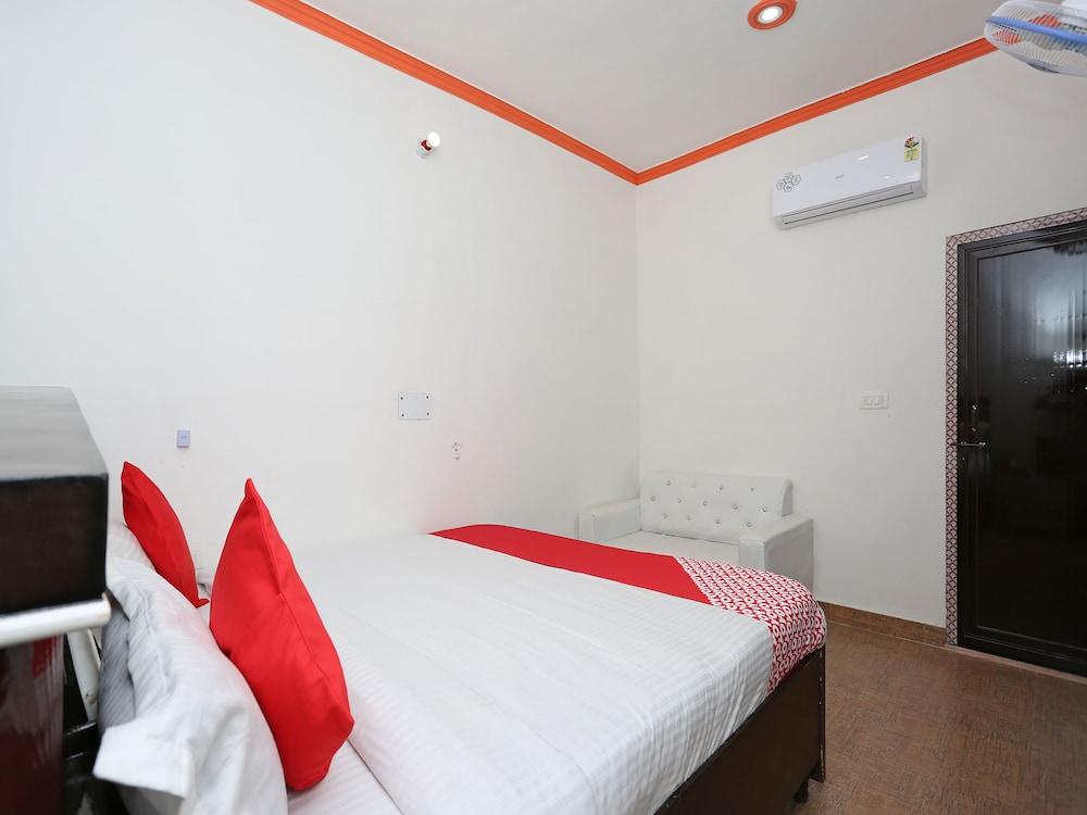 OYO 15492 Hotel Dolly