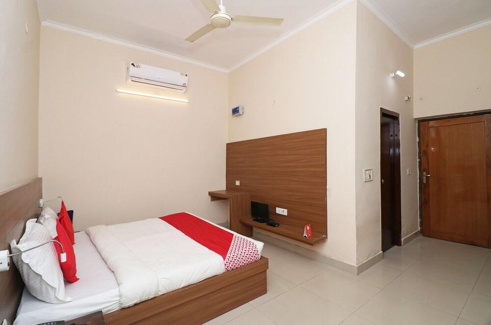 OYO 19979 Hotel Rajshri