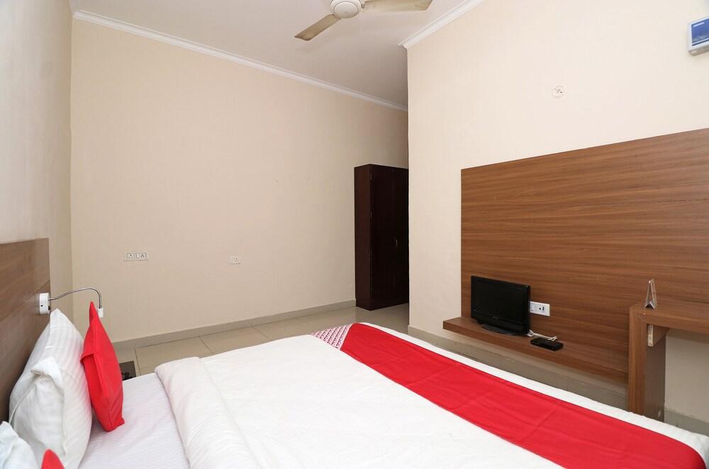 OYO 19979 Hotel Rajshri