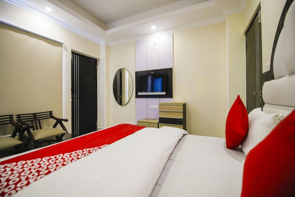 OYO 18421 Uphill Courtyard