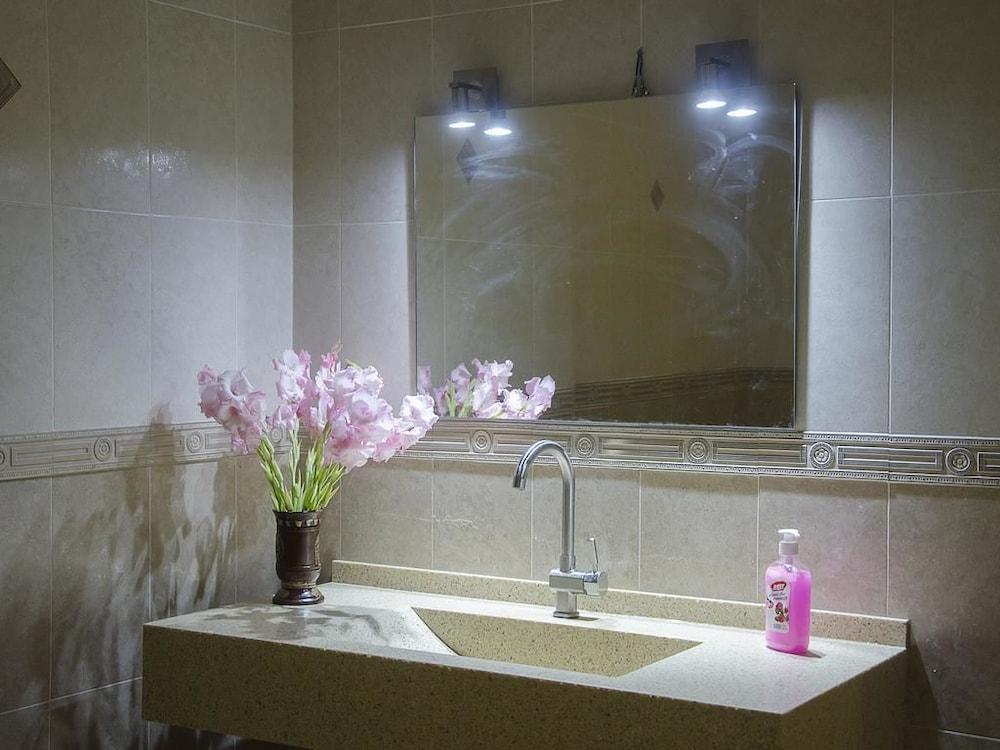 Griboedov Hostel & Suites