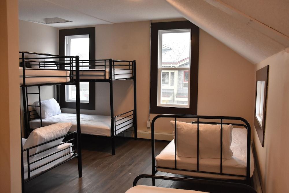 Party Hostel- Canmore Hotel Hostel