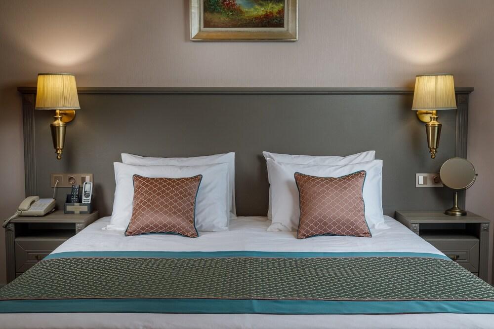 Mini-Hotel Biography