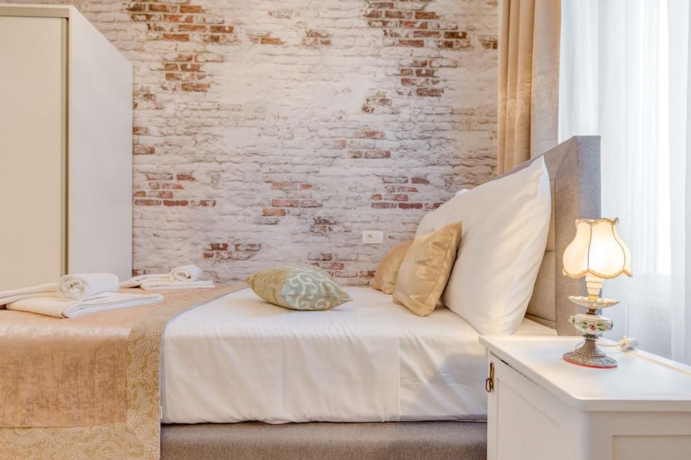 Le Monde Luxury Accommodation